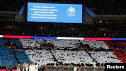 Uembli stadionu Fransa bayrağının rənglərinə boyanıb