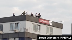 Dragan J. Vučićević (u sredini) na krovu zgrade Informera, Beograd, 18. oktobar 2025.