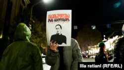 მზია ამაღლობელს პოლიციელისთვის სილის გაწვნის გამო 2-წლიანი პატიმრობა მიუსაჯეს.