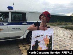 Журналистка Светлана Анохина протестует против строительства храма в парке Ак-Гель в Махачкале