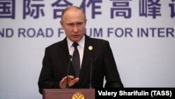 Владимир Путин Пекиндегі "Бір белдеу - бір жол" форумынан кейін ақпарат құралдарына сұхбат беріп тұр. 27 сәуір, 2019 жыл.