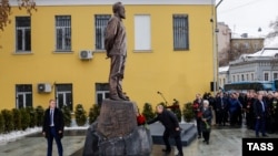 Vladimir Putin depune flori la staturia lui Alexandr Soljenițîn