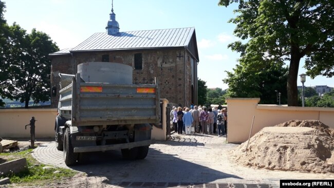 Нягледзячы на рэканструкцыю, у Каложу ідуць турысты