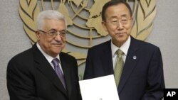 Palestinian leader Mahmud Abbas (L) poses for a picture with Secretary-General Ban Ki-moon after giving him a letter requesting recognition of Palestine as a state.