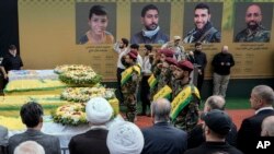 A személyhívók felrobbantásával megölt Hezbollah-tagok temetése Libanonban