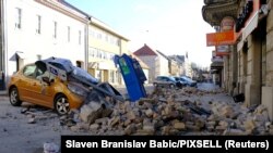 Уништен автомобил во земјотресот во Хрватска. 