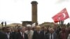 Թուրքիա - Դեւլեթ Բահչելին (աջից երրորդը) իր կուսակիցների հետ քայլում է դեպի Անիի Մայր տաճարը, որտեղ Ազգայնական շարժումը անցած տարվա աշնանը նամազ էր կազմակերպել, 1-ը հոկտեմբերի, 2010թ.