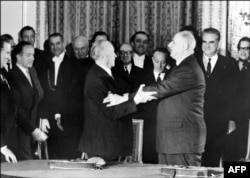 Примирение государств-врагов. Канцлер ФРГ Конрад Аденауэр (слева) и президент Франции Шарль де Голль после подписания двустороннего договора о сотрудничестве. Париж, 22 января 1963 года