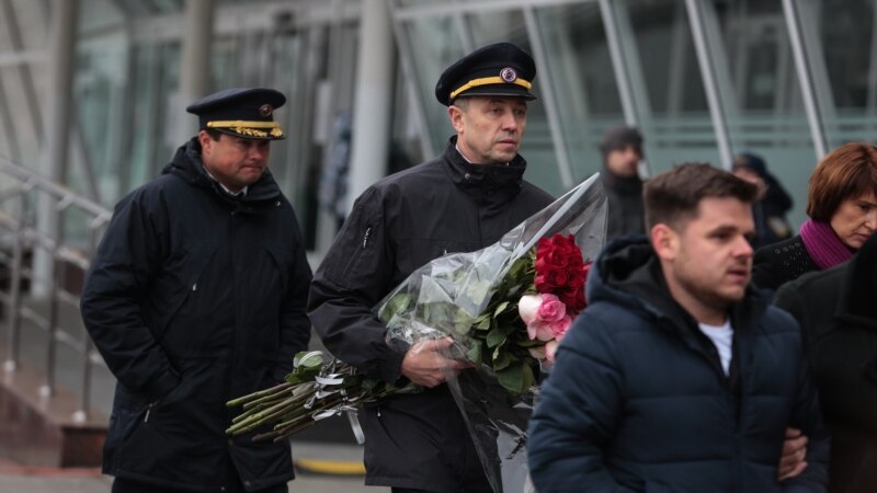 Drapele în bernă la Kiev: rămășițele celor 11 ucraineni ucişi în tragedia aviatică din Iran au fost repatriate (VIDEO)