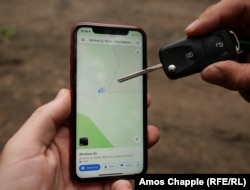 An Estonian border guard points out the incorrectly marked Russian border (gray line at right) on Google maps. In reality the Russian territory extends across the Estonian road.