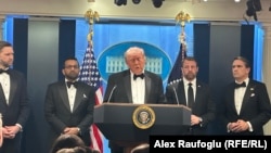 Президент США Дональд Трамп виступає на пресконференції приблизно через 40 хвилин після стрілянини на вечері кореспондентів Білого дому у Вашингтоні, округ Колумбія