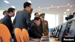 Severnokorejski lider Kim Džong Un daje uputstva na terenu u Naučno-tehnološkom kompleksu. Fotografija bez datuma koju je objavila Severnokorejska centralna novinska agencija (KCNA) u Pjongjangu 28. oktobra 2015.