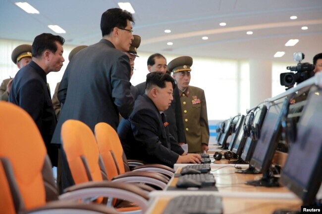Lideri verikorean Kim Jong-un në një kompleks për shkencë dhe teknologji.