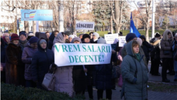 Profesorii au protestat la Parlament: „Vrem salarii europene!”