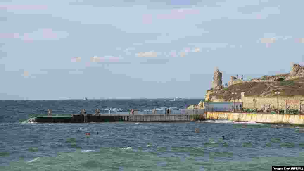 Праворуч від пляжу &laquo;Сонячний&raquo; видно руїни оборонної вежі №1 Херсонеса Таврійського