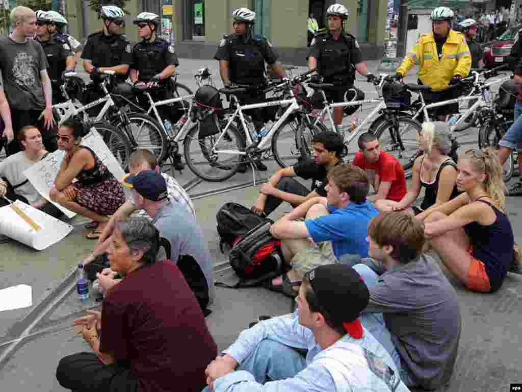 Najavljeni mirni protesti protiv samita G20, završili su uličnim nasiljem i hapšenjima. Oko 12.000 policajaca bilo je na ulicama Toronta, a dnevna cijena osiguranja iznosila je skoro 1 bilijun dolara. Foto: EPA / Sergei Ilnitsky