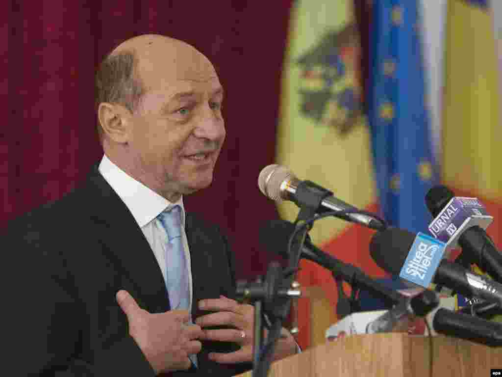 Preşedintele Băsescu ţine o cuvîntate la universitatea Bogdan Petriceicu Haşdeu din Cahul
