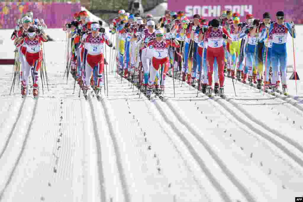 Athletes ready to compete at the start of the women&#39;s cross-country skiing 30-kilometer mass start event. (AFP/Alberto Pizzoli)