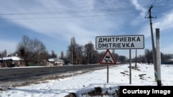 Дорожный указатель на въезде в село Дмитриевка в Чуйской области Кыргызстана 
