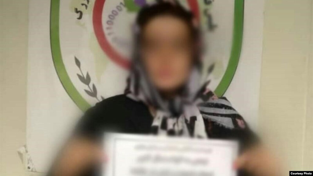 عکسی که پلیس فتا از زن بازداشت‌شده به دلیل توهین به قومیت‌ها منتشر کرده است