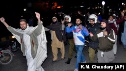 Співробітники поліції заарештовують учсників демонстрації, які протестують проти виправдання Асії Бібі. Лахор, січень 2019 року