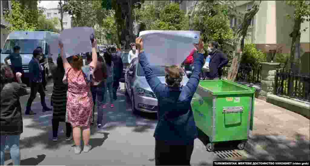 Türkmenistanyň Stambuldaky konsulhanasynyň öňünde türkmen häkimiýetlerine garşy protest çäresi geçýär. Maý