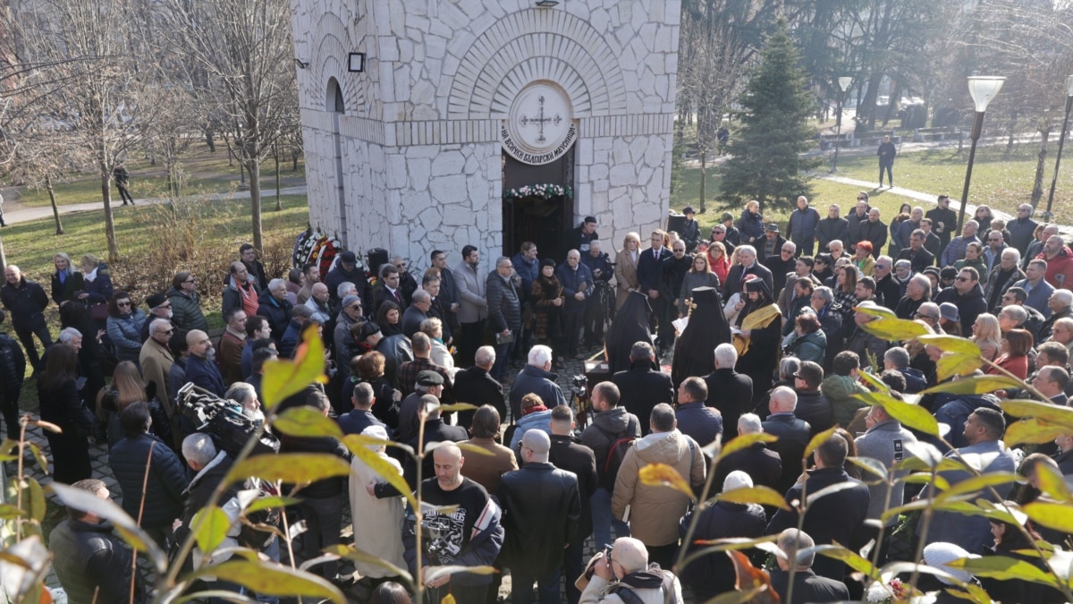 Десетки граждани поднесоха цветя пред Мемориала на жертвите на комунистически
