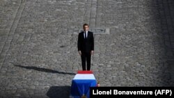 Francuski predsednik Emanuel Makron odaje poštu nekadašnjem čelniku Francuske Žaku Širaku, Pariz