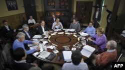 G-8 toparyna girýän ýurtlaryň liderleriniň Barak Obamanyň ýolbaşçylygynda Waşingtonyň eteginde geçiren maslahatyndan bir pursat. Kamp Dewid, 18-nji maý, 2012.