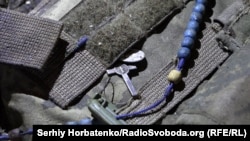 Хрестик та іконка, виявлені під час огляду останків бійця ЗСУ