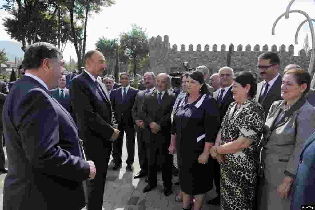 Алієв приїхав поговорити з жителями міста Ісмаїлли, де на початку року поліцією були придушені протести за відставку голови районної адміністрації, 14 серпня 2013 року