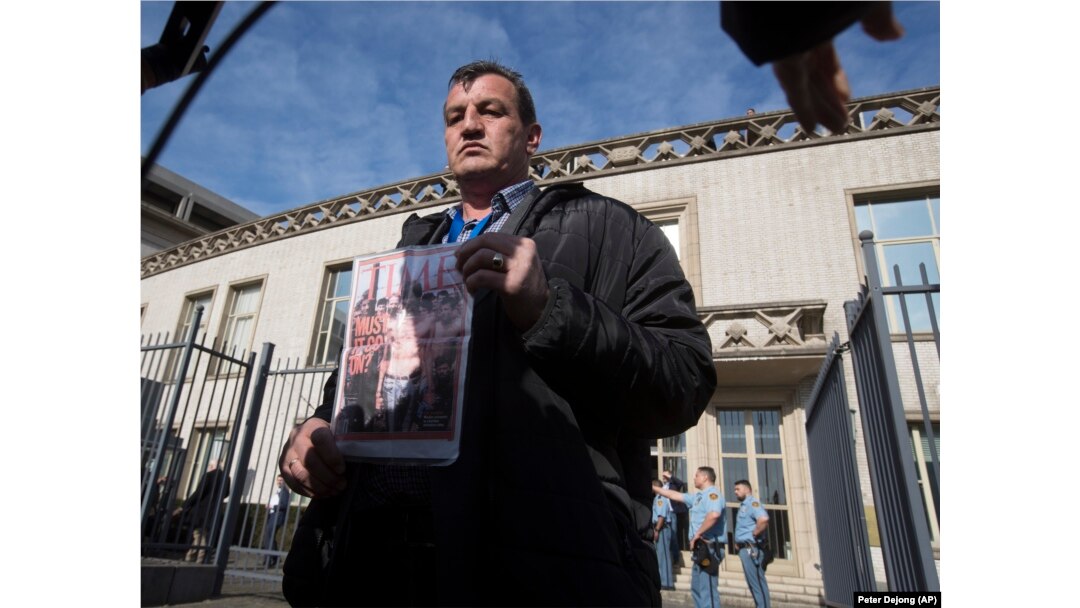 Fikret Abdic, unul dintre prizonierii lui Karadzic în timpul războiului, deținut într-un lagăr controlat de sârbii bosniaci