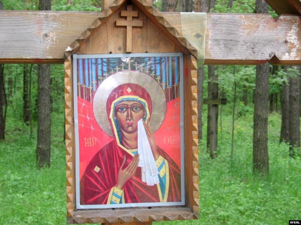У 2003 годзе ў Курапатах на Дзяды была ўсталяваная каплічка з рэпрадукцыяй абраза «Маці Божай Курапацкай усіх бязьвінна расстраляных» мастака Аляксея Марачкіна. 