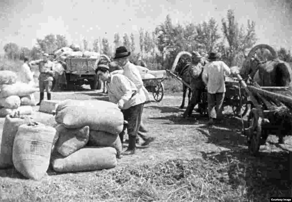 Сдача хлеба государству. Алматинская область, 1941 год.