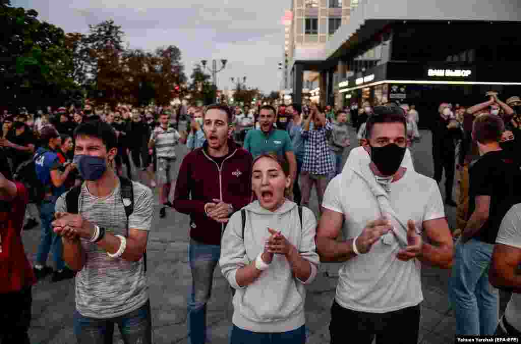 Demonstranti prisustvuju antivladinom skupu u Minsku.