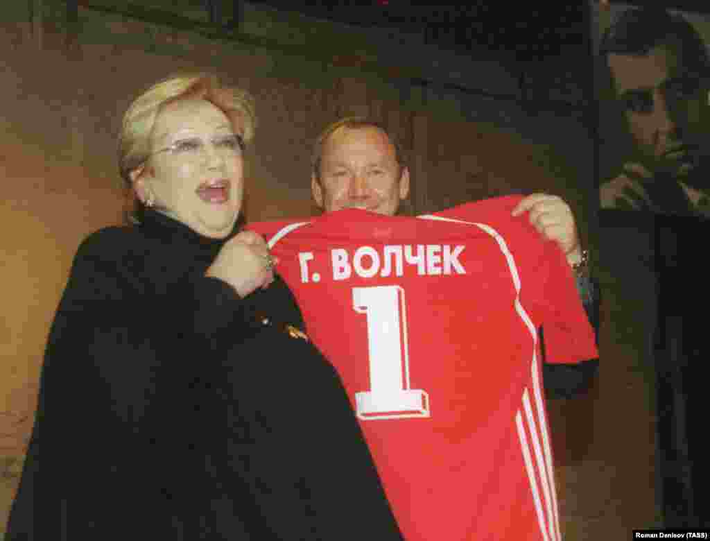 25 декабря 2002 года. Галина Волчек в театре "На Таганке" позирует с футболкой футбольного клуба "Спартак", которую подарил ей тогдашний главный тренер команды Олег Романцев. Волчек была болельщицей "Спартака". Фото: Роман Денисов (ИТАР-ТАСС)