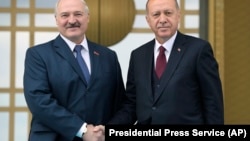 Turkish President Recep Tayyip Erdogan (right) and Belarusian President Alyaksandr Lukashenka in Ankara in 2019.