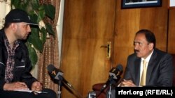 سید فتح محمد بها خبرنگار رادیو آزادی در جریان مصاحبه اختصاصی با امیرزی سنگین وزیر مخابرات و تکنالوژی معلوماتی افغانستان