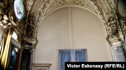 O sală din interiorul Muzeului Național „George Enescu” cu urmele scurgerilor de apă pe pereți și pictură