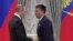 Rossiya prezidenti Vladimir Putin Kremlda Marat Isaevga medal topshirmoqda.