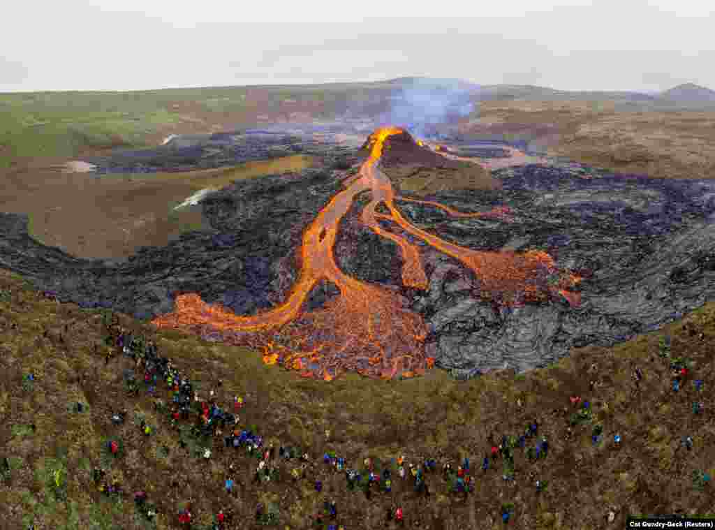 ფოტოები ისლანდიაში მდებარე ვულკან ფაგრადალსფიალის ამოფრქვევის შემდეგ.&nbsp; რეიკიანესის ნახევარკუნძულზე მდებარე ვულკანმა 800 წლის შემდეგ პირველად გაიღვიძა. ვულკანის ამოფრქვევას უკავშირებენ ბოლო რამდენიმე კვირის განმავლობაში ნახევარკუნძულზე მომხდარ 40,000-ზე მეტ მიწისძვრას. 