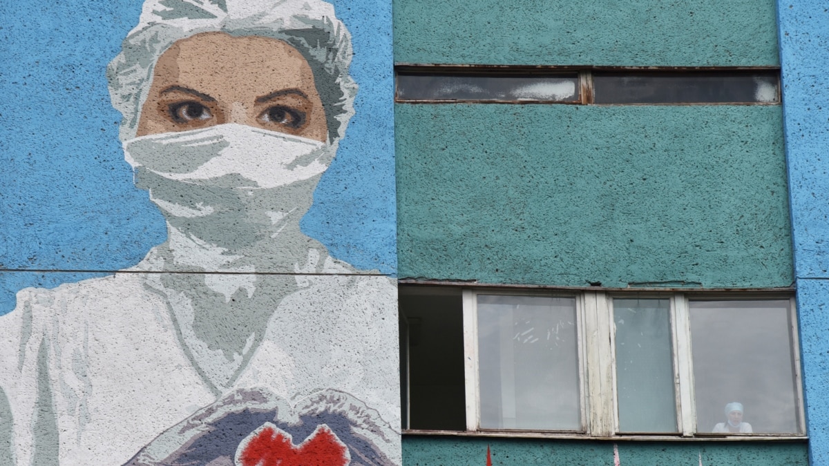 vsyu-nochy-mama-prosidela-na-stule-ryadom-s-vyhodom-iz-otdeleniya-dochy-umershey-ot-pnevmonii-v-luganske Всю ночь мама просидела на стуле рядом с выходом из отделения - дочь умершей от пневмонии в Луганске