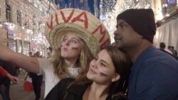 Маша фром Раша. Где в Москве найти болельщика-иностранца – фильм Беаты Бубенец