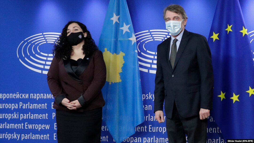 Vršiteljica dužnosti predsjednika Kosova Vjosa sa predsjednikom Evropskog parlamenta Davidom Sassolijem u Briselu 12. januara