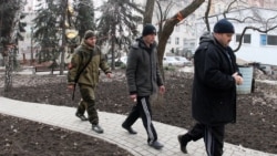 Сепаратисты конвоируют украинских военных, взятых в плен под Дебальцево. Фотография сделана в феврале 2015 года