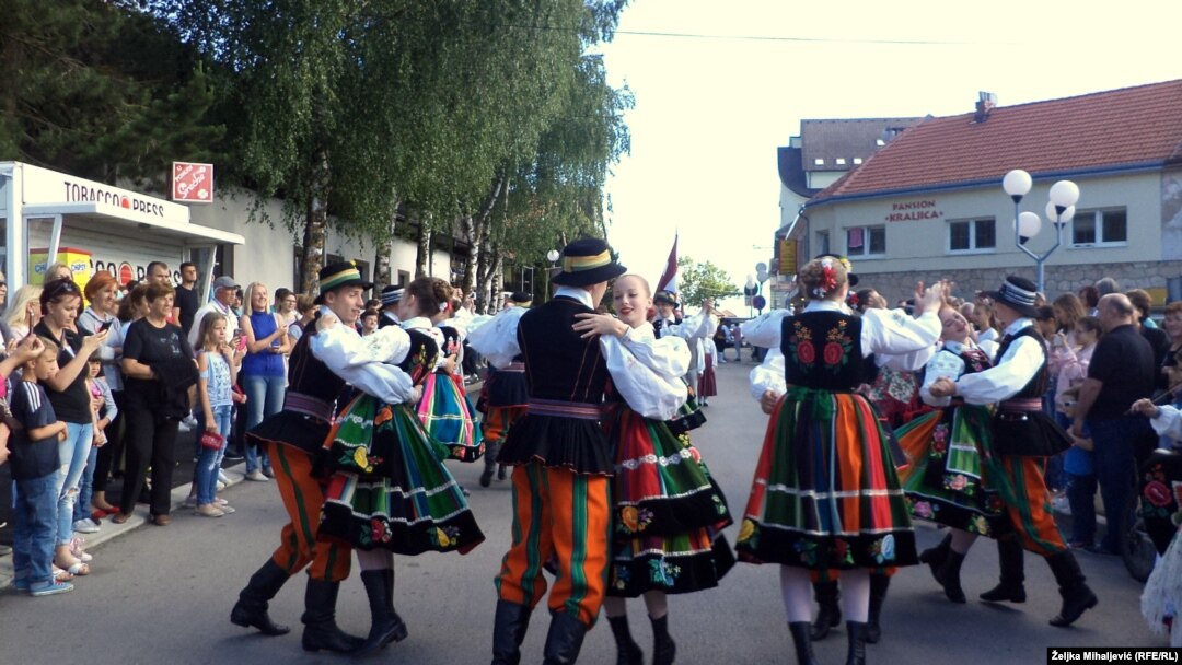 Tradicija je obogaćena i Međunarodnom smotrom folklora.