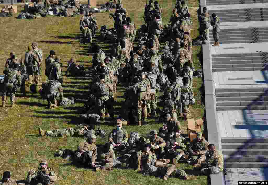 Нацыянальныя гвардзейцы адпачываюць каля Капітолія ЗША 19 студзеня 2021 году ў Вашынгтоне, напярэдадні цырымоніі.