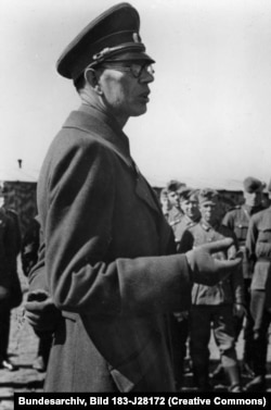 Генерал-лейтенант А.Власов выступает перед военнослужащими русских подразделений в составе группы армий "Север", начало мая 1943 года