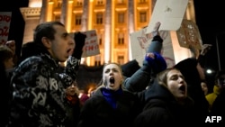 Protestatarii scandează slogane în timpul unei manifestații antiguvernamentale la Sofia, pe 1 decembrie 2025.