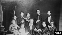 Чеховдордун үй-бүлөсү. Таганрог. 1874-1875-жылдарда тартылган сүрөт. Антон Чехов (экинчи катарда, оңдон экинчи)